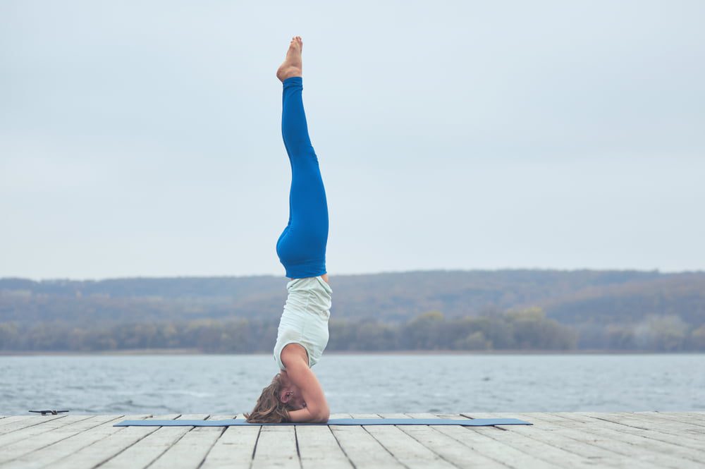 Shirshasana ou Headstand: benefícios, como fazer e efeitos colaterais
