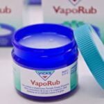Você pode usar o Vicks VapoRub para o aperto da pele