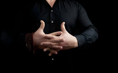 O poder do Vajrapradama Mudra: benefícios e guia passo a passo