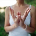 Ambuja Mudra: Explorando os seus Benefícios e os Passos Simples para a Prática de