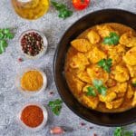 Frango com grão-de-bico ao curry rápido: receita saudável