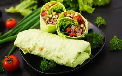 Gulungan tortilla bayam dengan keju dan salmon asap dalam oven: resep sehat yang kaya protein
