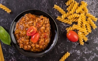 Massa de lentilha vermelha com tomates-cereja salteados: receita saudável