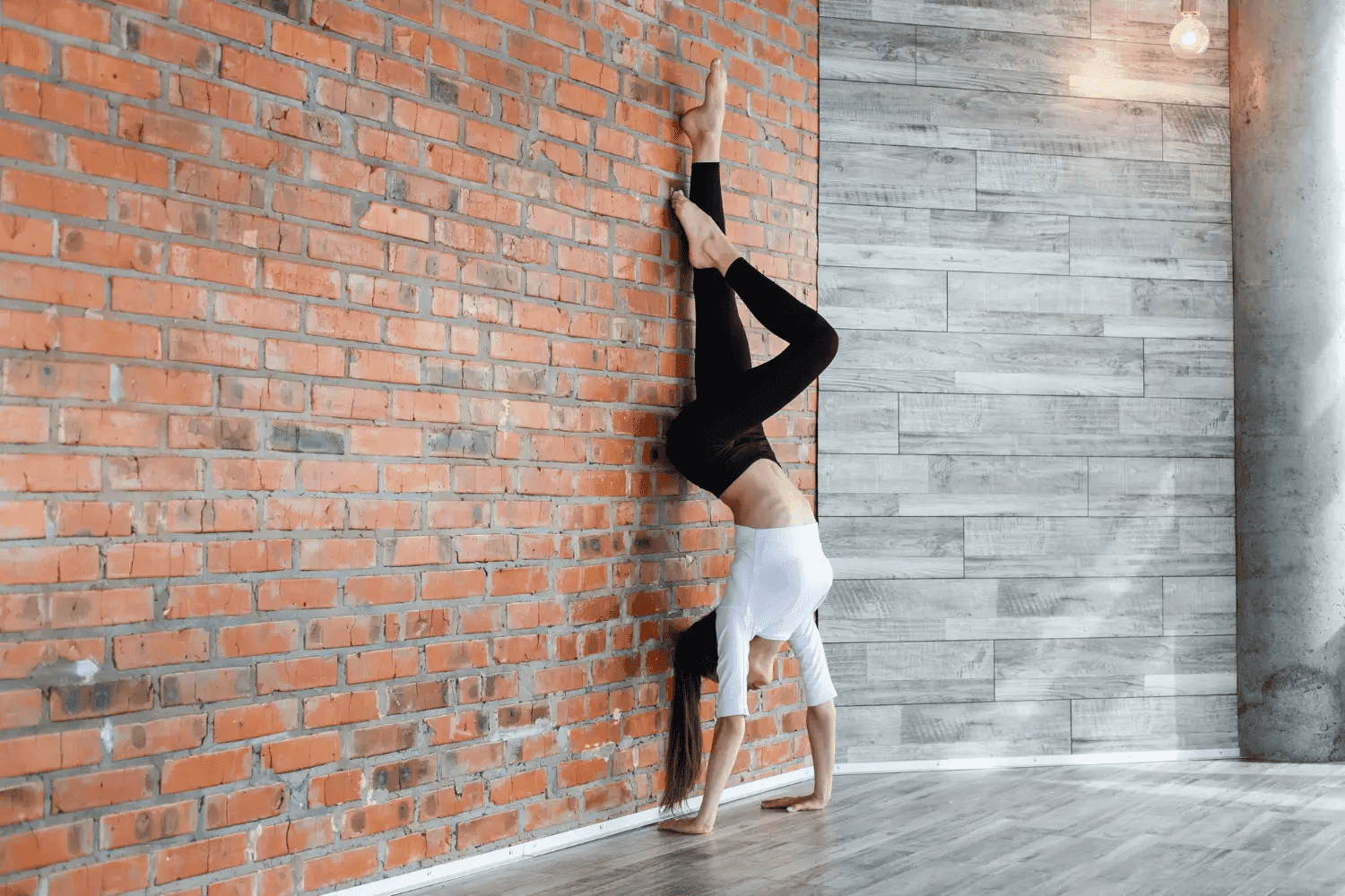 أفضل 10 يوغا على الحائط يجب أن تجربها